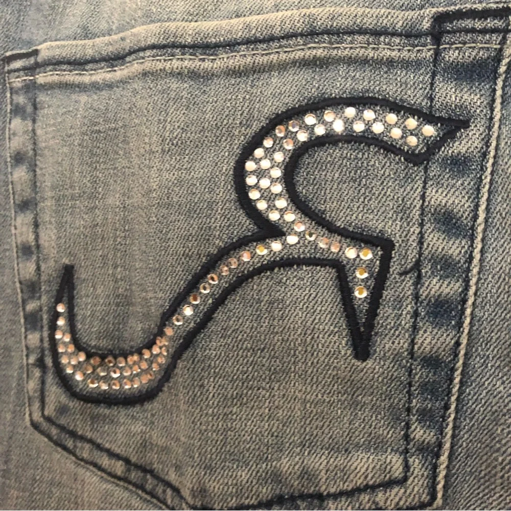 ROCK & REPUBLIC Jeans Boot Cut Distressed Light Wash Low Rise Bling Back Pockets - Picture 13 of 16